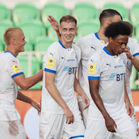 Szymanski late header rescues Dynamo win after 10-man Ufa’s fightback