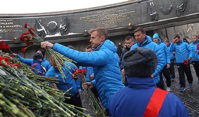 Zenit players honor the victims of the Siege of Leningrad